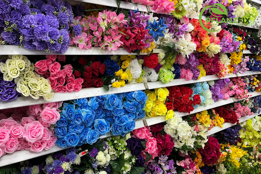 Moderne künstliche Pflanzen in stilvollen Töpfen als pflegeleichte Deko für Zuhause